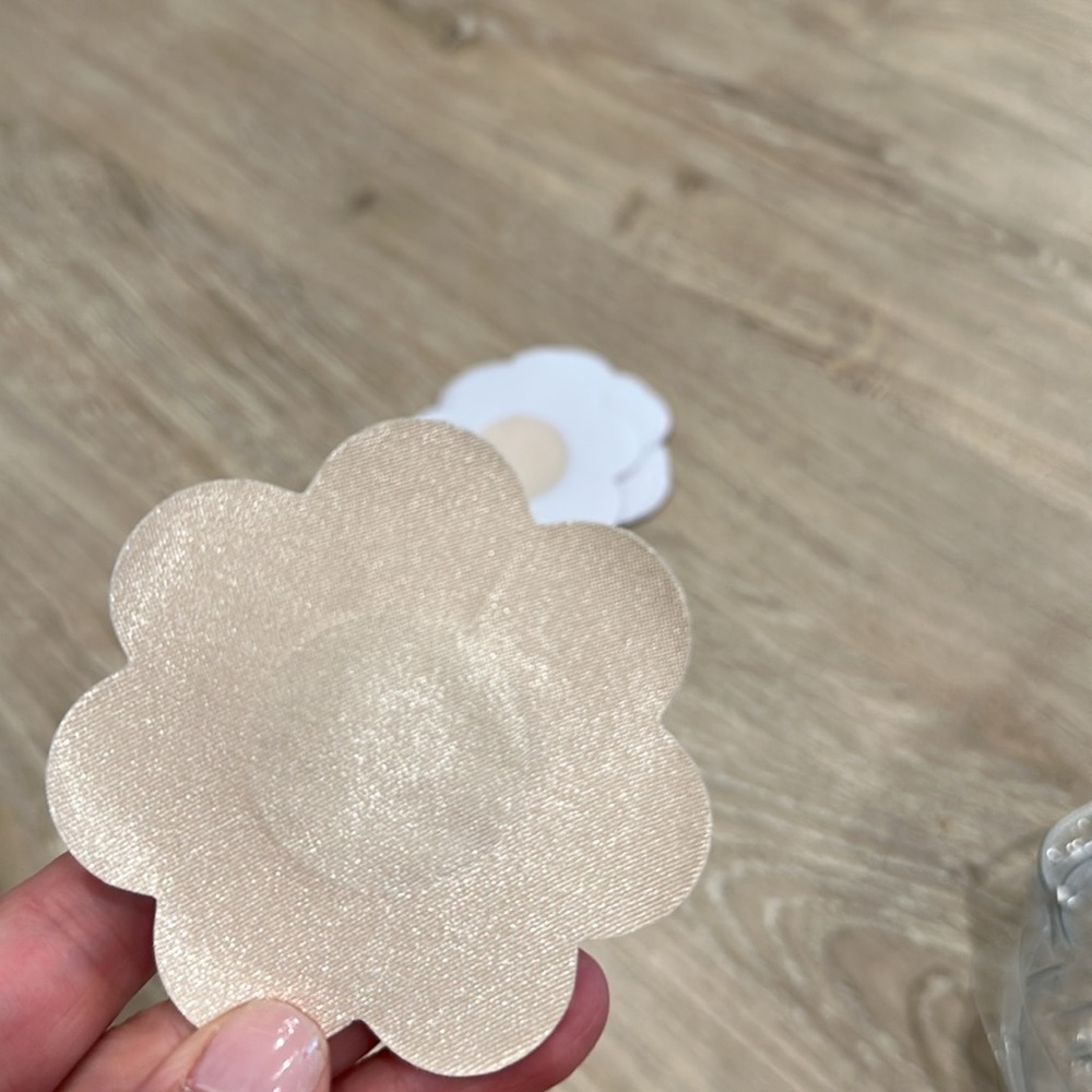 Flower-Shaped disposable nipple covers - Picture 3 of 3